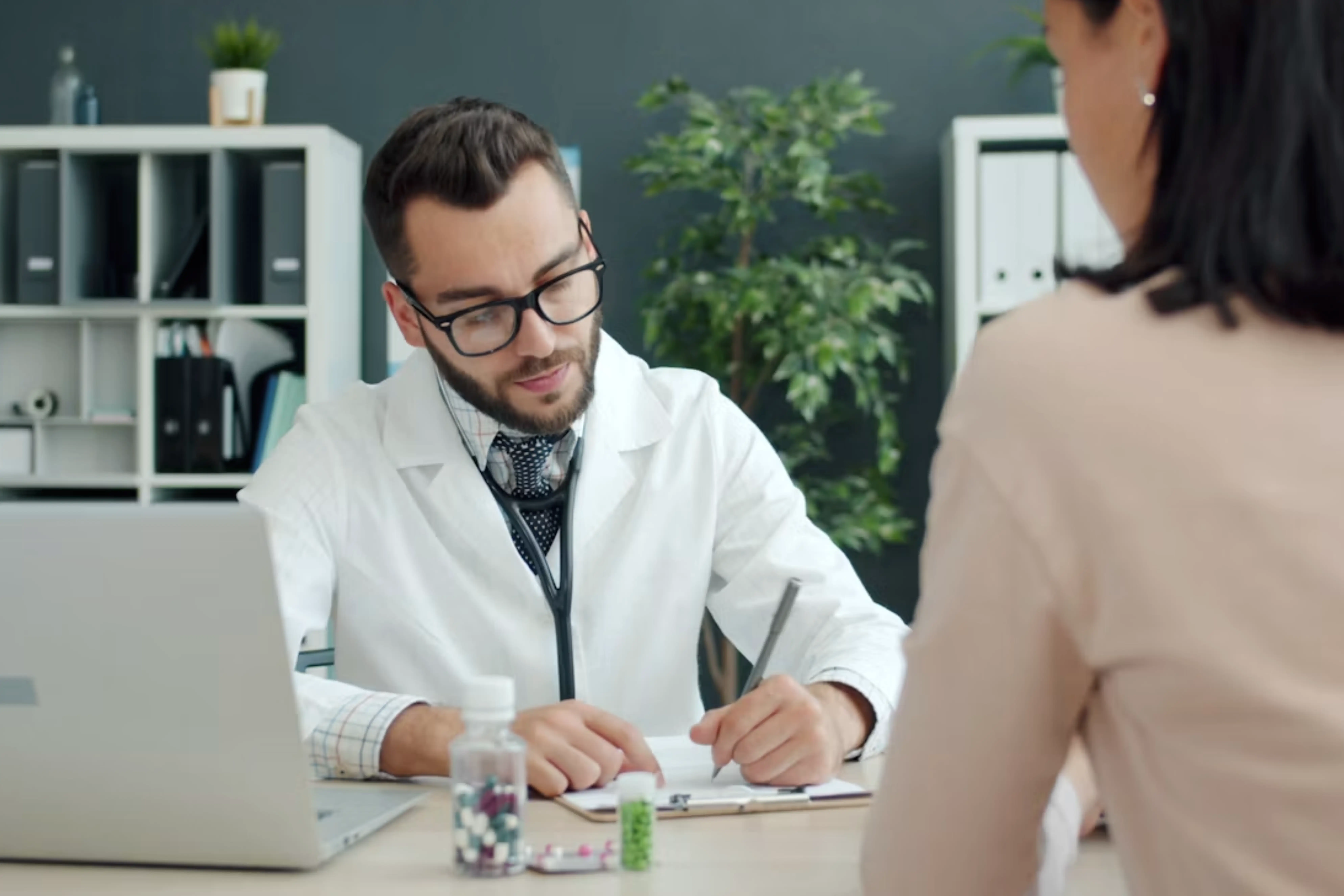 Médico de MOSH realizando un examen médico ocupacional a un trabajador